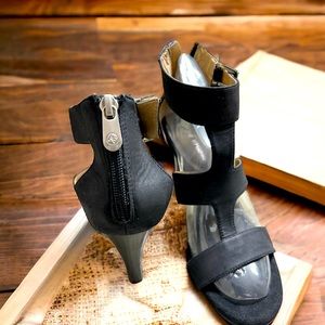 Ladies size 9 Adrienne Vittadini Black Strapped Heels